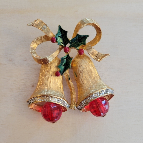 Vintage Holiday Bell Brooch ~ Christmas ~ 1960s or so ~Pretty - Picture 6 of 12